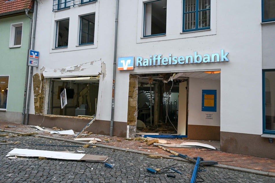 Erst in der Nacht zu Heiligabend sprengten Unbekannte eine Filiale der Raiffeisenbank in Golditz im Landkreis Leipzig. Sachsweit ist die Zahl der gesprengten Bankautomaten indes zurückgegangen.