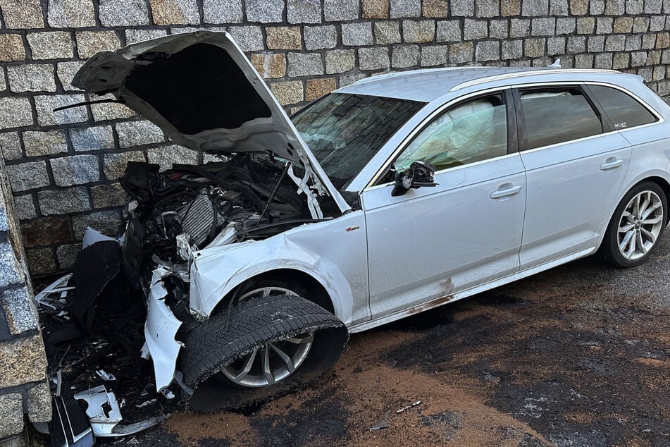 Der Audi-Fahrer knallte gegen die Mauer des Königshainer Tunnels.