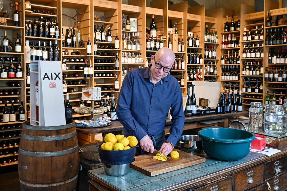 Weinhändler René Manzke (51) schneidet die Zwinger-Bitterorangen in hauchzarte Streifen.