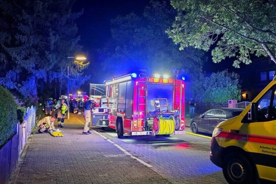 Die Einsatzkräfte der Feuerwehr sind in Lichtenrade vor Ort.