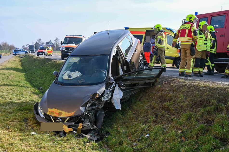 Frontalcrash! Dieser Nissan krachte am Montagnachmittag mit einem Skoda zusammen. Das Auto wurde anschließend von der Straße geschleudert.