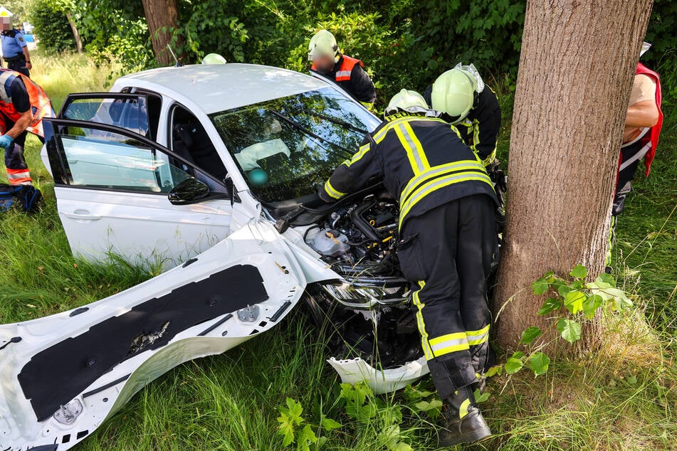 Der VW raste am Sonntagnachmittag frontal gegen einen Baum. Zahlreiche Rettungskräfte waren vor Ort.