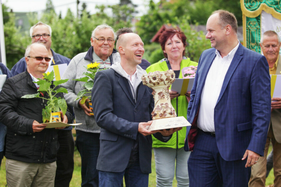 OB Dirk Hilbert (r.) überreichte den Pokal "Flora" an Wettbewerbssieger Ronny Richter von der Kleingartenanlage "Am Waldrand".