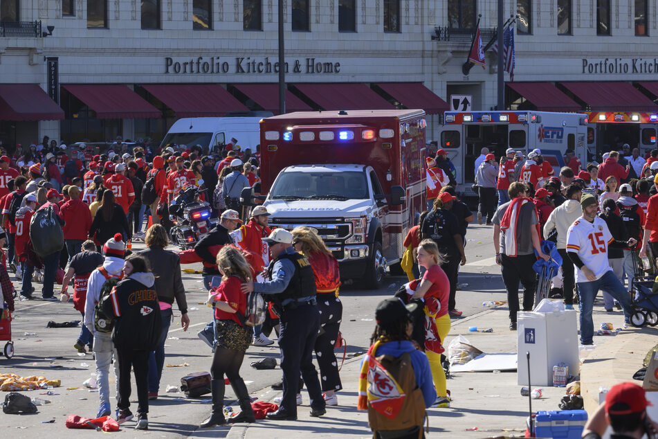 Die große Parade der Kansas City Chiefs nach ihrem vierten Super-Bowl-Titel ist von einem schweren Zwischenfall überschattet worden.