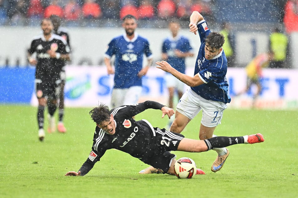 Luca Erlein (v.) und Energie Cottbus schenken die Führung her und werfen ads Spiel weg.