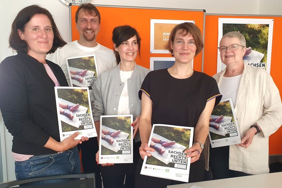 Kathrin Bastet (46) von der Heinrich-Böll-Stiftung, Michael Nattke (46), Melanie Riedlinger (39), Lisa Bendiek (36) und Solvejg Höppner (60, alle Kulturstiftung Sachsen, v.l.) präsentieren den Jahresbericht "Sachsen rechts unten 2025".