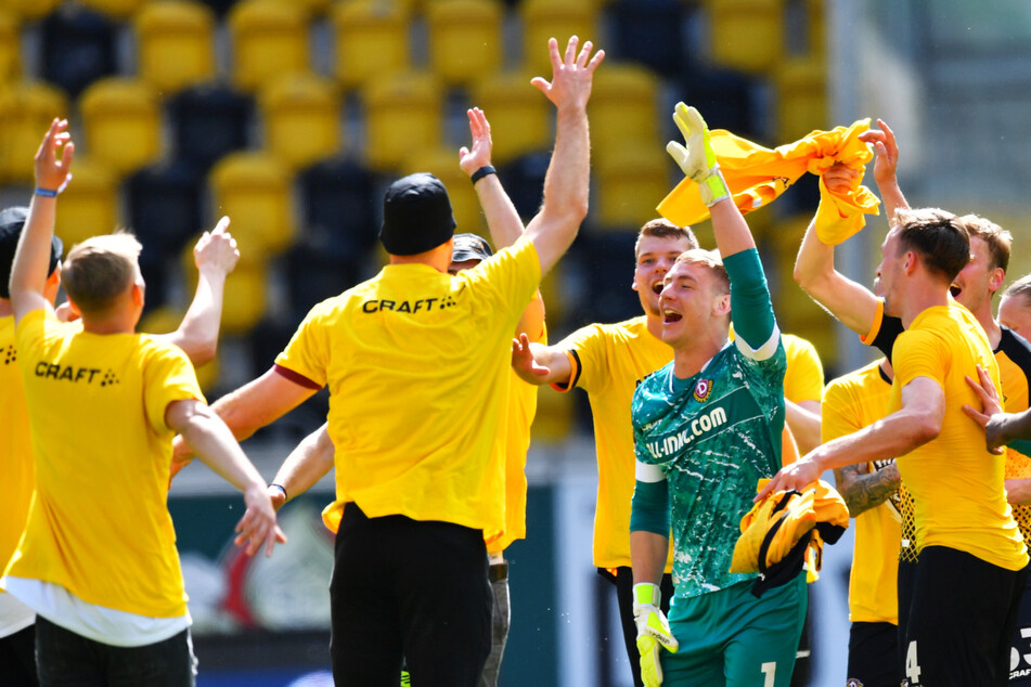 Erleichterung und Freude bei Dynamo Dresden: Die SGD hat gezeigt, dass der Abstieg nur ein Betriebsunfall war und steht vorzeitig als Aufsteiger in die 2. Bundesliga fest.