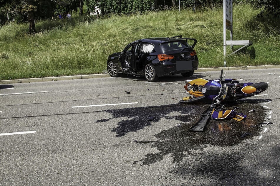 Die Autofahrerin in dem BMW wollte offenbar mitten auf der L1183 wenden und leitete damit den Unfall ein.