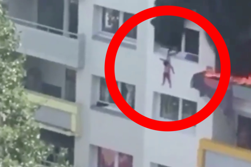 Wohnung im dritten Stock steht in Flammen, Kinder springen aus Fenster