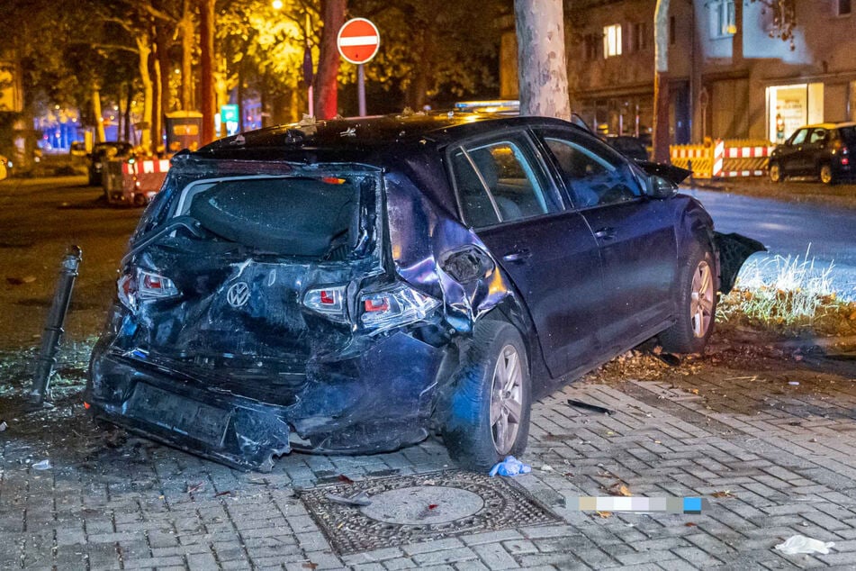 Bevor der Unfallwagen an der Hausfassade zum Stehen kam, krachte er in einen geparkten VW Golf.