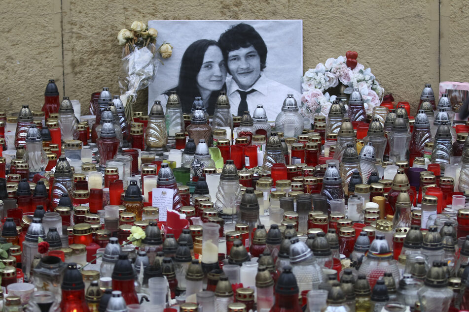 In Bratislava brennen Kerzen vor einem Foto des ermordeten Enthüllungsjournalisten Jan Kuciak und seiner Verlobten Martina Kusnirova.