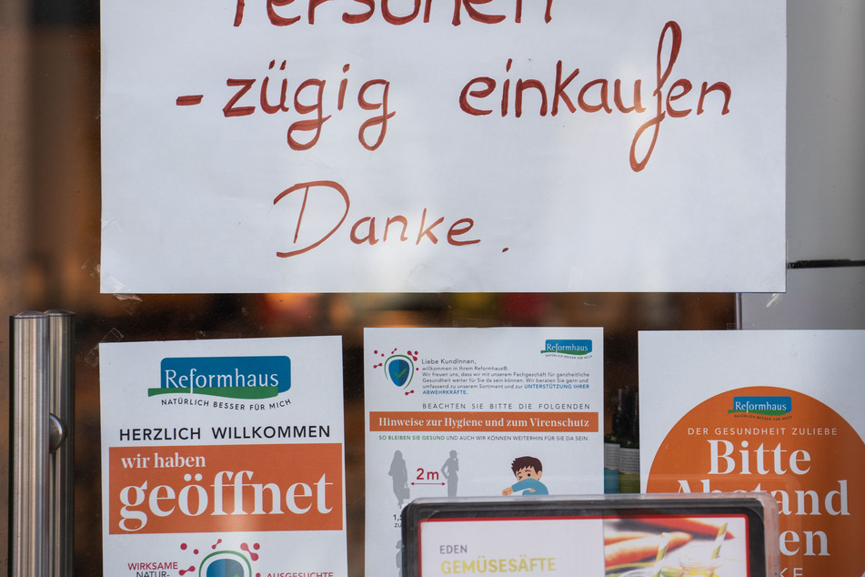 In einem Hanauer Reformhaus wird mit einem selbstgeschriebenen Schild dazu aufgefordert, möglichst "zügig einzukaufen".
