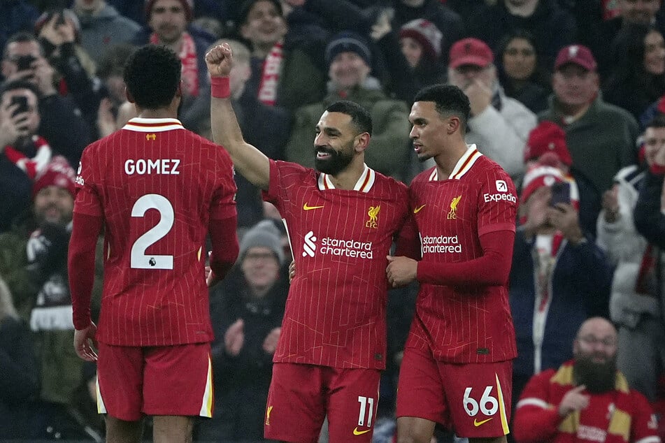 Besser kann die Saison für Joe Gomez (27), l., Mohamed Salah (32, M.) und Trent Alexander-Arnold (26, r.) gar nicht laufen. Der FC Liverpool steht aktuell auf dem ersten Tabellenplatz.