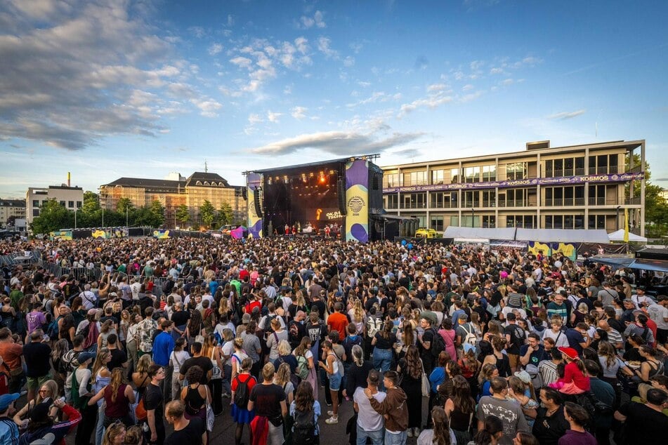 Auch am Abend sind noch Tausende Festivalbesucher in Chemnitz unterwegs.
