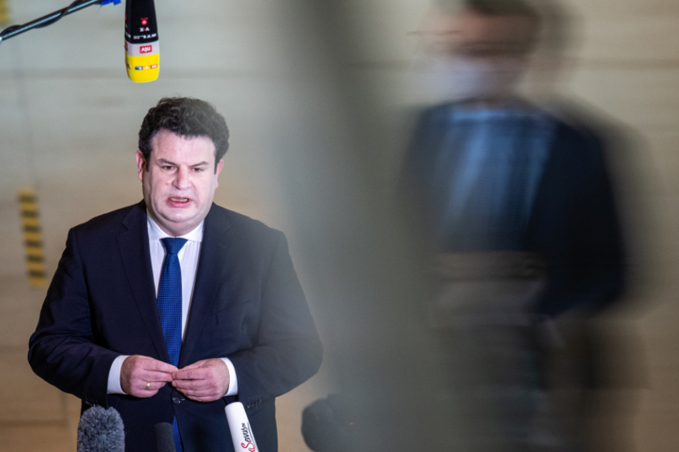 Hubertus Heil äußert sich am Rande der Plenarsitzung im Deutschen Bundestag zum Thema Masken für Grundsicherungsempfänger.