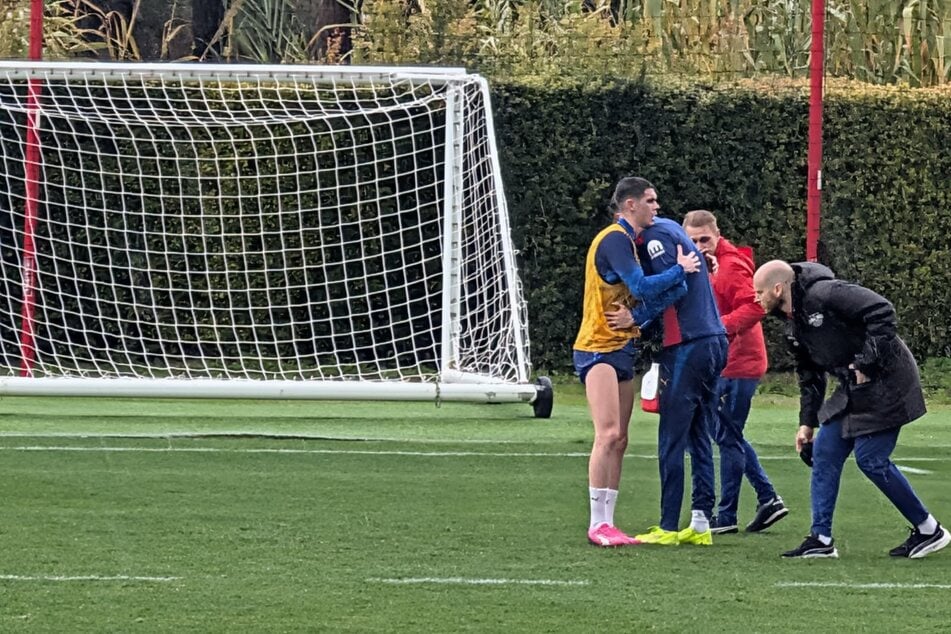 Kosta Nedeljkovic (l.) entschuldigt sich bei Romulo für sein Foul.