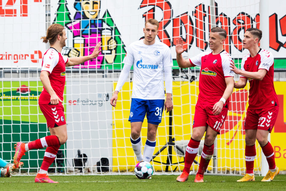 Gesenkte Köpfe beim FC Schalke 04 um Timo Becker (2.v.l.), Jubel beim SC Freiburg nach einer sehr einseitigen Partie.