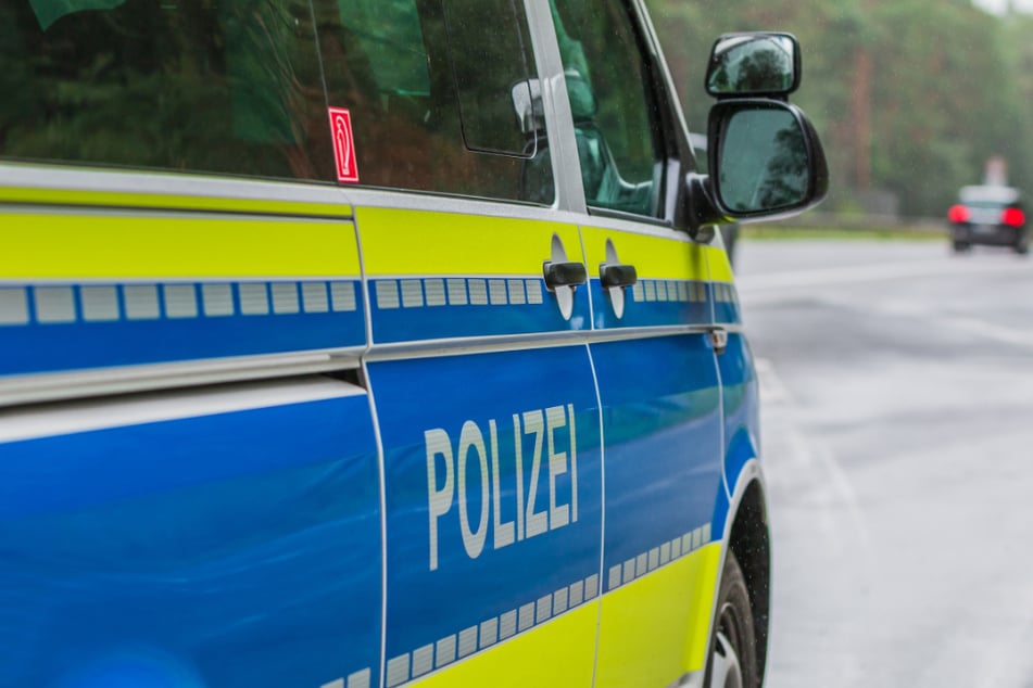 Gegen Baum gefahren: 22-Jähriger stirbt bei Unfall!