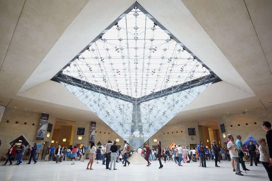 In der Shoppingmall "Carrousel du Louvre" mit der auf die Spitze gestellten Glaspyramide werden die Sachsenbilder aufgehängt.