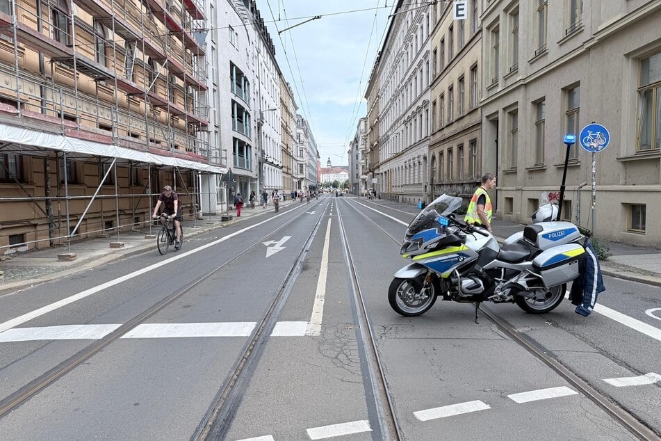 Die Polizei sperrte, wie hier die Pfaffendorfer Straße, zur Absicherung ab.