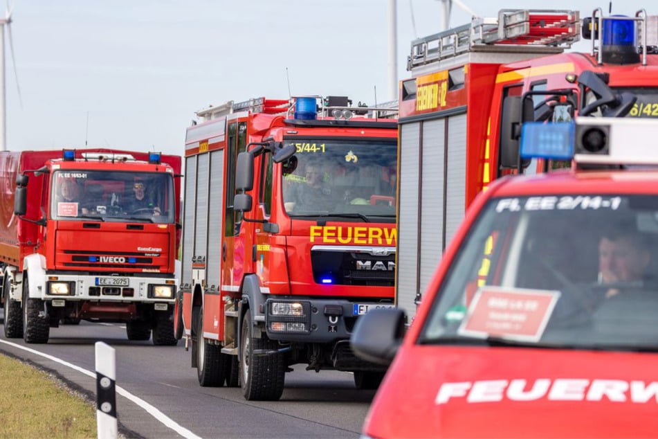 Die Feuerwehr rückte mit 15 Fahrzeugen zu dem Brand aus. (Symbolfoto)