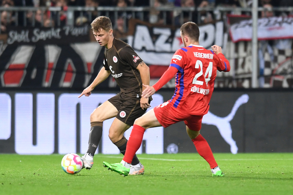 Der FC St. Pauli und der 1. FC Heidenheim lieferten sich am Samstagabend ein intensives, hart umkämpftes Topspiel.