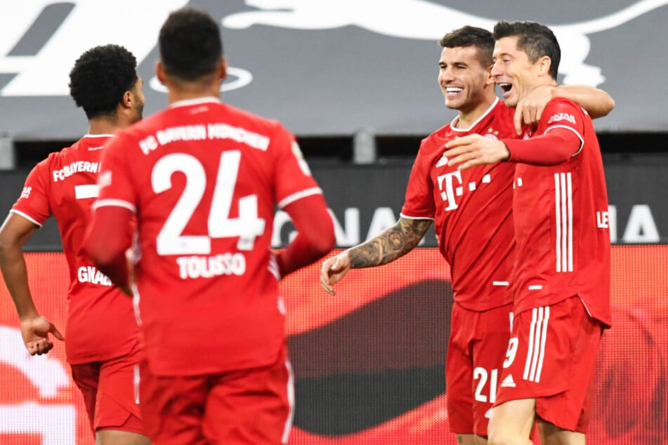 Robert Lewandowski (r.) traf nach Vorlage von Lucas Hernandez (2.v.r.) zum 2:1 für den FC Bayern München.