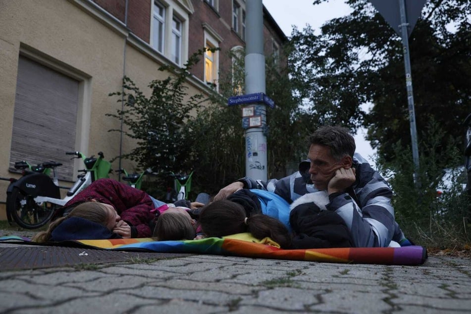 Töchter und Vater schlafen jetzt auf der Straße.
