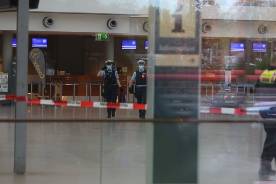 Das Terminalgebäude wurde von der Polizei geräumt.