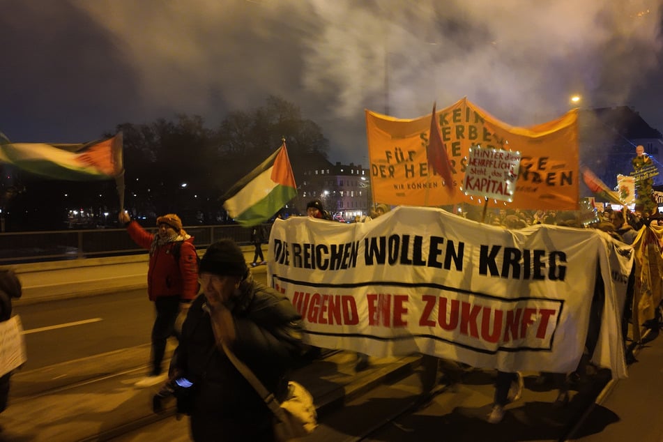 "Kein Werben fürs Sterben": 1500 Menschen demonstrieren in München gegen die Wehrpflicht