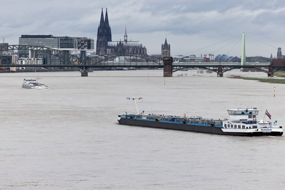Wasserpegel in Köln steigt: Erste Einschränkungen bei Schifffahrt auf dem Rhein