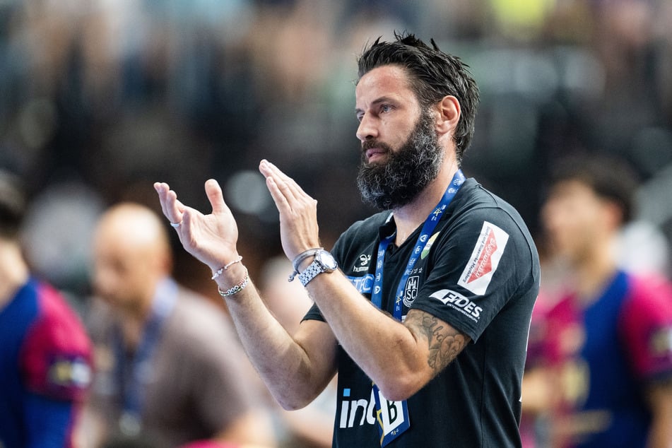 Wurde am Sonntag von den Fans für sein zehnjähriges Trainerjubiläum gefeiert: Magdeburgs Bennet Wiegert (43). (Archivfoto)