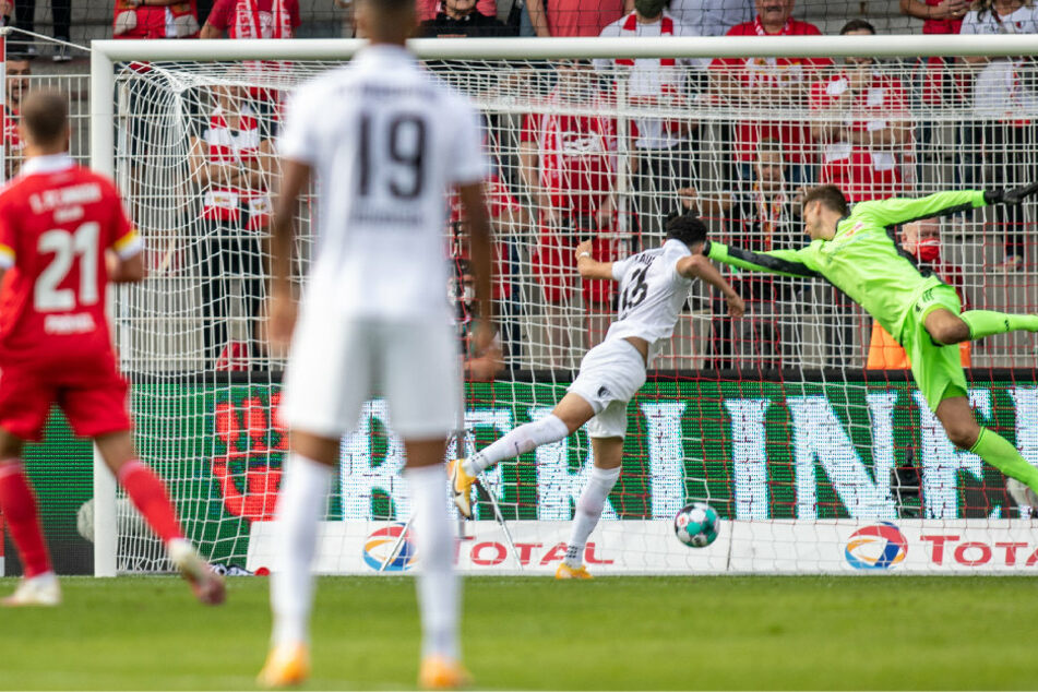 Ruben Vargas (22, l) von FC Augsburg trifft zum 1:0 gegen Berlins Torwart Andreas Luthe (33, M).