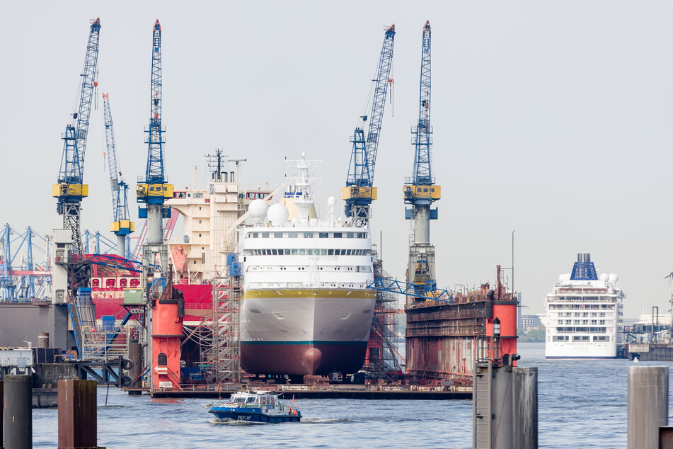 Das Kreuzfahrtschiff MS Hamburg liegt im Schwimmdock der Werft Blohm+Voss.