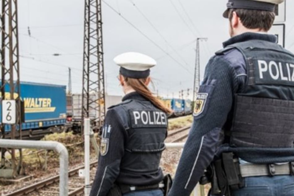 Ein 48-Jähriger wollte die rund 40 km lange Strecke von Aßling nach München zu Fuß im Gleisbereich zurücklegen. (Symbolbild)
