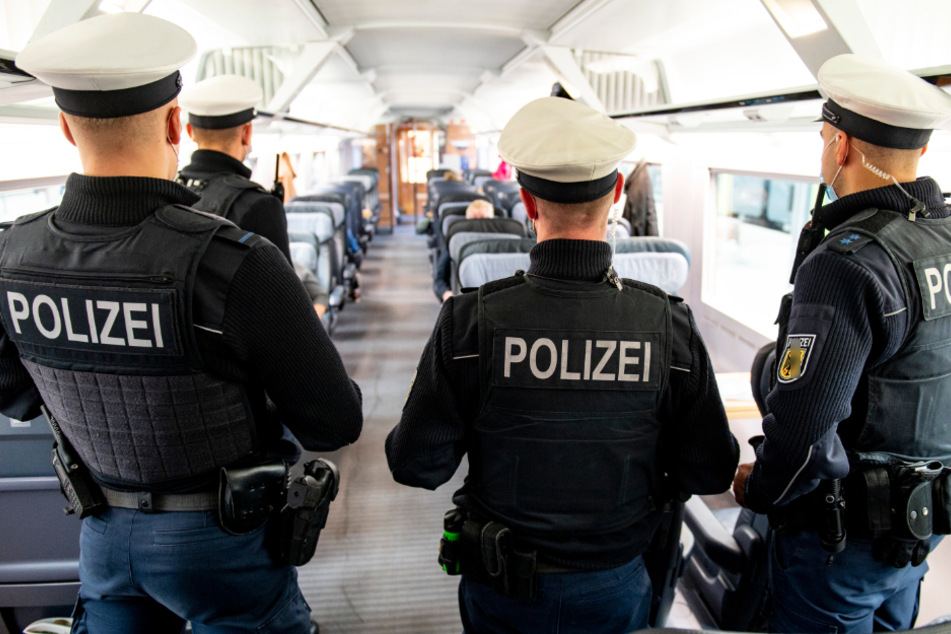 Ein Mann ist in einem Regionalexpress ausgerastet und hat fünf Bahnmitarbeiter verletzt. (Symbolbild)