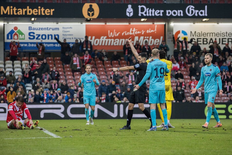 Unter anderem diese Szene erregt die Gemüter: Timon Schulz (in Schwarz) entscheidet zum zweiten Mal auf Elfmeter für Cottbus und Rot für Kölns Engelhardt.