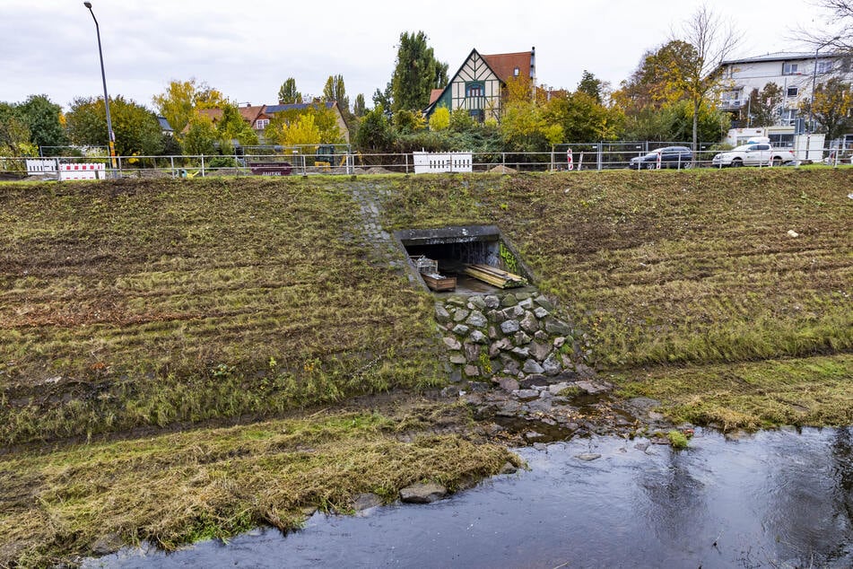 Die Brücke über den Weidigtbach (fließt in die Weißeritz) verläuft entlang des Emerich-Ambros-Ufers.