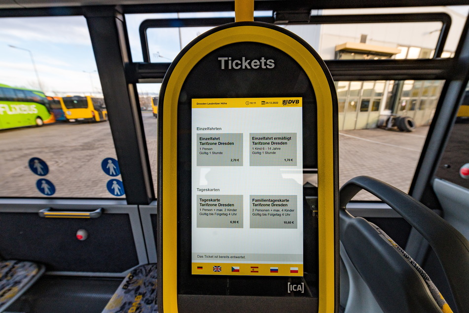 Tickets können in den E-Bussen kontaktlos und mit EC-Karte gekauft werden.