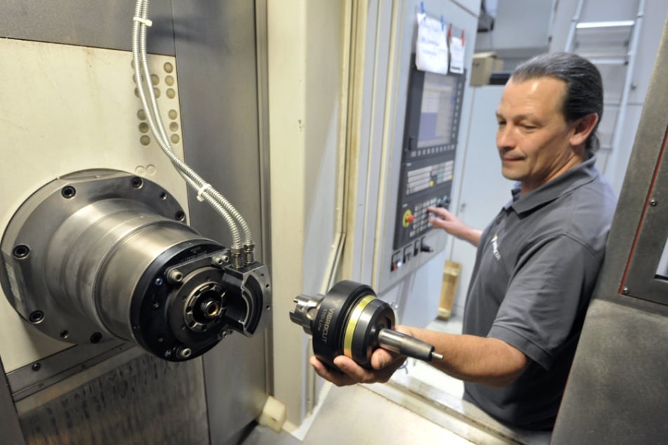 Hier setzt Anwendungstechniker Carlo Rüger (43) den Werkzeughalter in die Versuchsmaschine ein. Weil beim Fraunhofer IWU nicht immer alle Maschinen ausgebucht sind, kann VibroCut sie teilweise mitnutzen.
