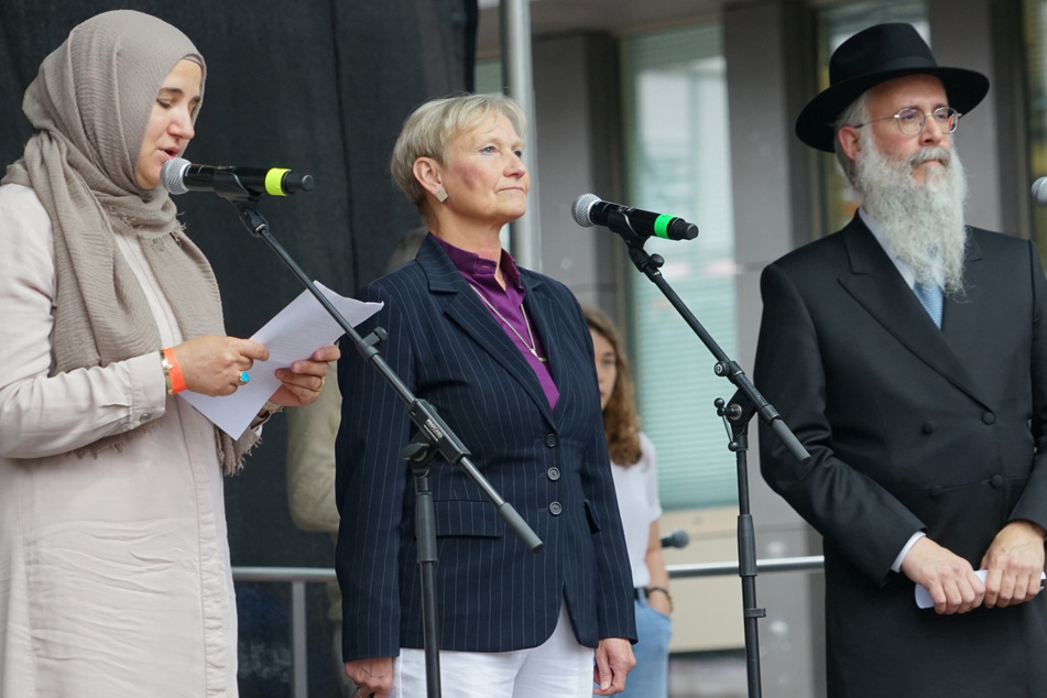 Ein starkes Zeichen im Kampf gegen den Rechtsextremismus und für den interreligiösen Dialog: Vertreter dreier Religionen gemeinsam auf der Bühne. Von links nach rechts: Özlem Nas, stellvertretende Schura-Vorsitzende, Bischöfin Kirsten Fehrs und Landesrabbiner Shlomo Bistritzky.