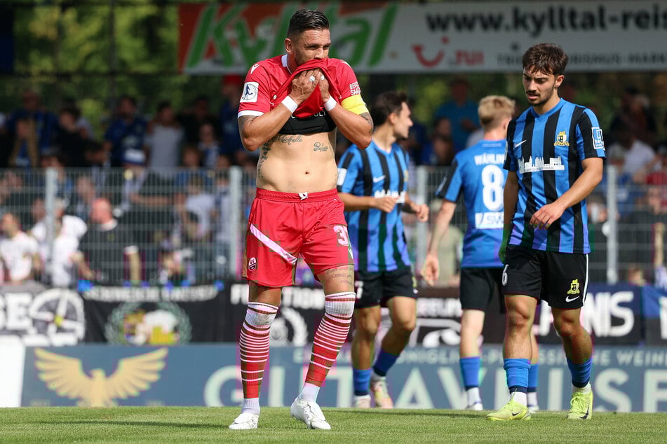 Pascal Testroet (34, l.) kann es nicht fassen - der Routinier spielt selbst in der 4. Liga nur gegen den Abstieg.