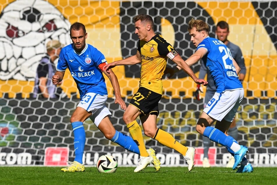 Rostock gegen Dresden, das ist auch das Duell zweier Freunde und zweier Kapitäne: Hansas Franz Pfanne (30, l.) und Niklas Hauptmann (M.).