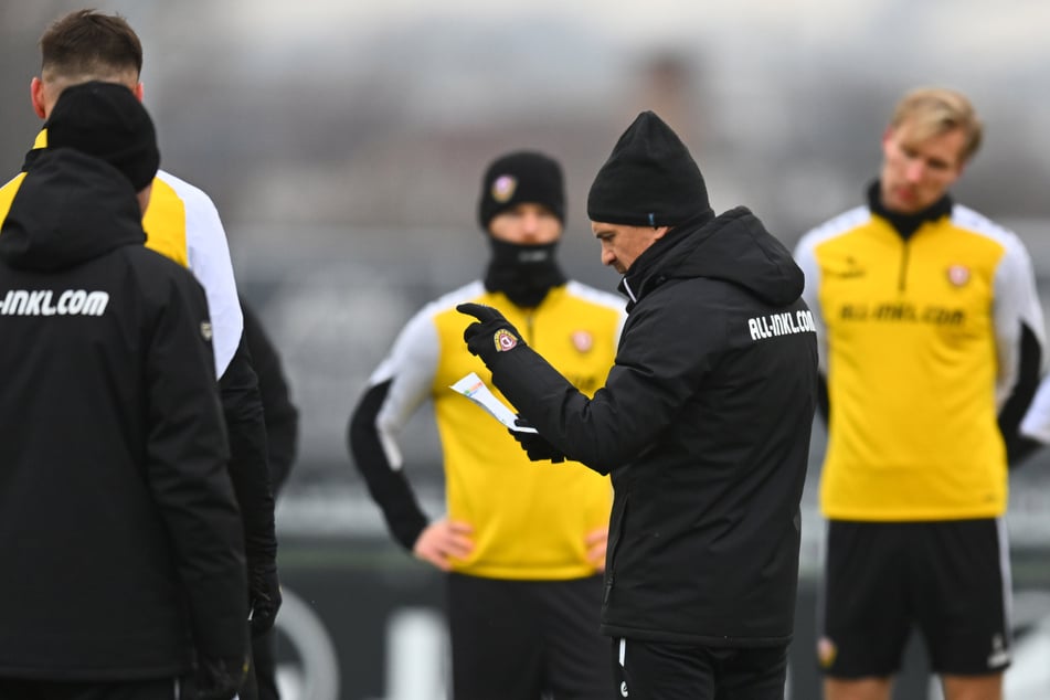 Das dürfte Thomas Stamm (2.v.r.) nicht so gut gefallen. Vorerst ist Dynamo Dresden wieder Tabellenletzter, hat am Sonntag aber noch ein Auswärtsspiel bei Spitzenteam Hannover in der Hinterhand.