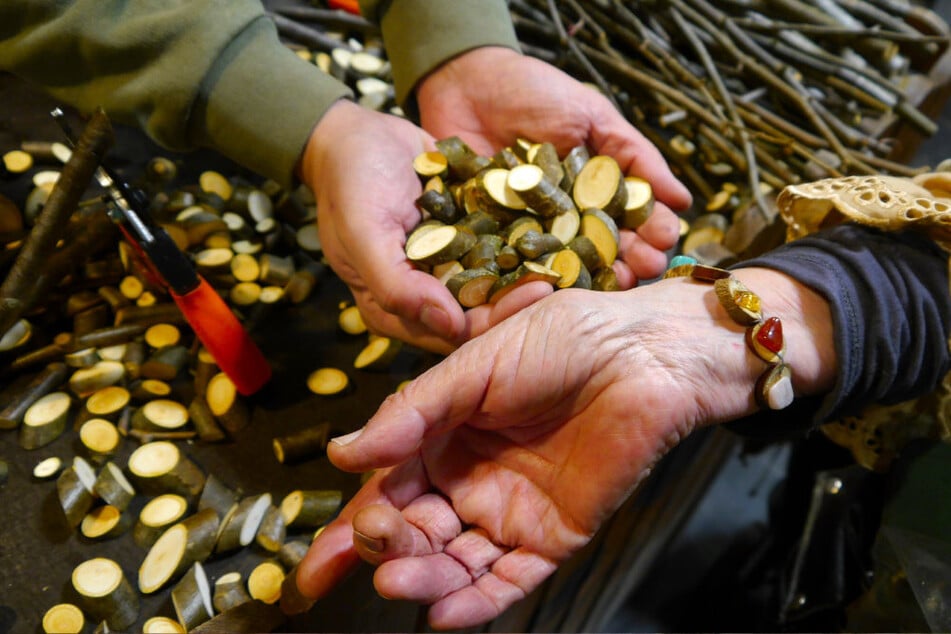 Das Jülicher Unternehmen Garten Primus bietet extra scharfe Gartenscheren an. Eine treue Kundin bastelt sich aus den Überresten der Schnibbel-Präsentationen ihren eigenen Schmuck.