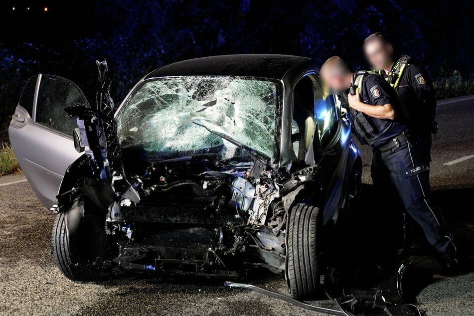Der Smart krachte erst gegen einen Baum und anschließend gegen den Suzuki der 31-Jährigen.