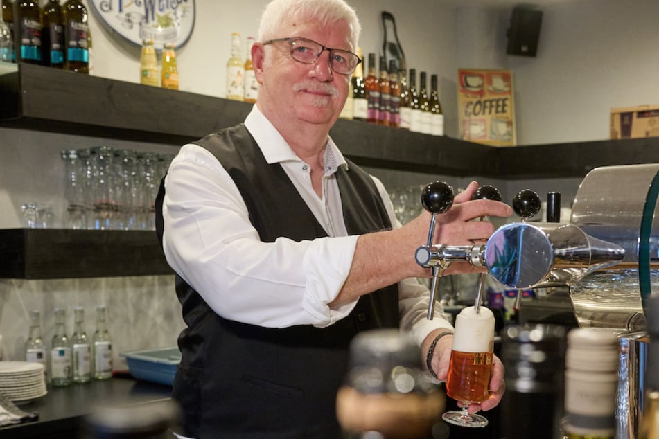 Wirt Manfred Stell (68) steht in seinem Landgasthof und zapft ein alkoholfreies Bier. Er hat, nach eigenen Angaben, das erste alkoholfreie Restaurant in NRW eröffnet.