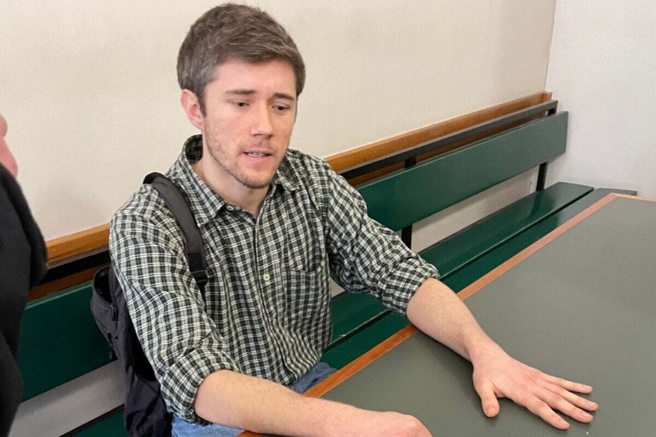 Klimaaktivist Henning Jeschke (23) hatte sich am zweiten Verhandlungstag an einem Tisch im Berliner Gerichtssaal festgeklebt.