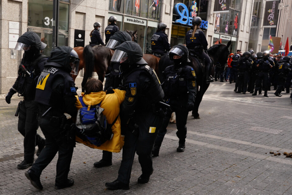 Ein Demonstrant wurde von der Polizei weggetragen.