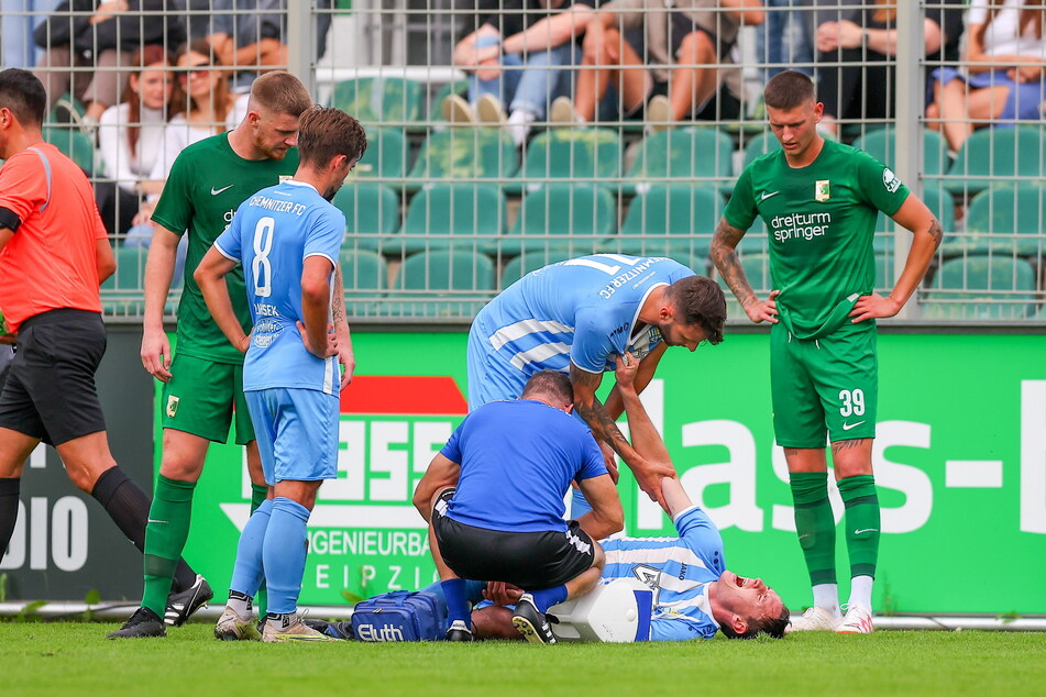 Pechvogel Davis Smith (26) am Boden. Der US-Boy zog sich im September 2023 im Spiel bei Chemie Leipzig einen Kreuzbandriss zu.